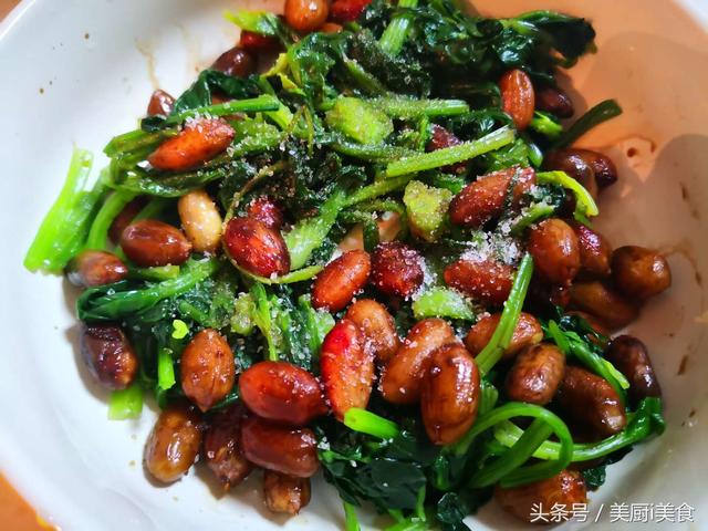 家常老醋菠菜花生米做法，老醋花生拌菠菜给孩子吃