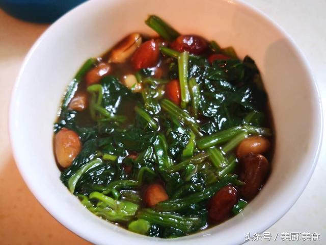 家常老醋菠菜花生米做法，老醋花生拌菠菜给孩子吃
