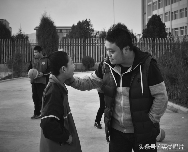 祖国在我心窝里歌词，祖国在我心窝里歌词伴奏（青年词曲作家赵沛宇为老家定西特殊学校温情献上《梦的花火》）