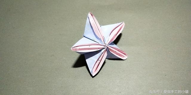 如何用彩纸折出一朵漂亮的荷花荷花的彩纸折法，简单折纸荷花的详细教程（漂亮花朵折纸合集）