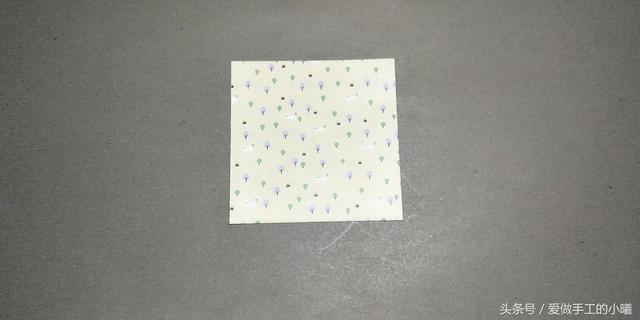 如何用彩纸折出一朵漂亮的荷花荷花的彩纸折法，简单折纸荷花的详细教程（漂亮花朵折纸合集）