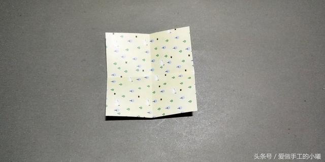 如何用彩纸折出一朵漂亮的荷花荷花的彩纸折法，简单折纸荷花的详细教程（漂亮花朵折纸合集）