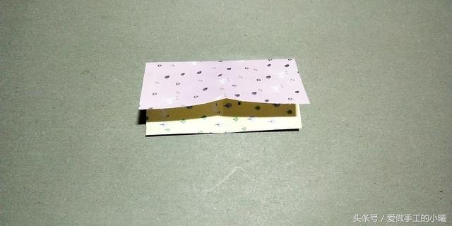 如何用彩纸折出一朵漂亮的荷花荷花的彩纸折法，简单折纸荷花的详细教程（漂亮花朵折纸合集）