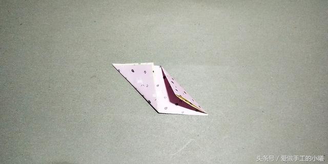 如何用彩纸折出一朵漂亮的荷花荷花的彩纸折法，简单折纸荷花的详细教程（漂亮花朵折纸合集）