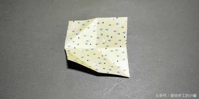 如何用彩纸折出一朵漂亮的荷花荷花的彩纸折法，简单折纸荷花的详细教程（漂亮花朵折纸合集）