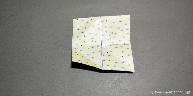 如何用彩纸折出一朵漂亮的荷花荷花的彩纸折法，简单折纸荷花的详细教程（漂亮花朵折纸合集）