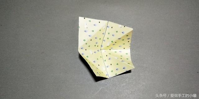 如何用彩纸折出一朵漂亮的荷花荷花的彩纸折法，简单折纸荷花的详细教程（漂亮花朵折纸合集）