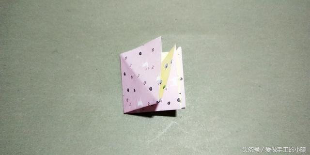 如何用彩纸折出一朵漂亮的荷花荷花的彩纸折法，简单折纸荷花的详细教程（漂亮花朵折纸合集）