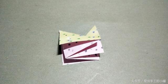 如何用彩纸折出一朵漂亮的荷花荷花的彩纸折法，简单折纸荷花的详细教程（漂亮花朵折纸合集）