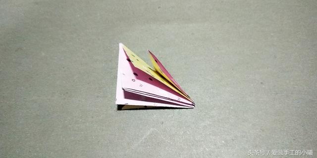 如何用彩纸折出一朵漂亮的荷花荷花的彩纸折法，简单折纸荷花的详细教程（漂亮花朵折纸合集）