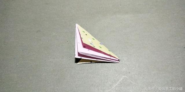 如何用彩纸折出一朵漂亮的荷花荷花的彩纸折法，简单折纸荷花的详细教程（漂亮花朵折纸合集）