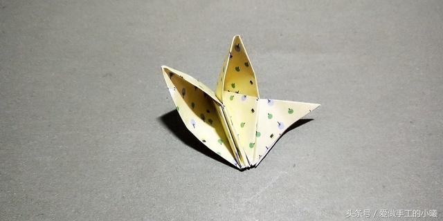 如何用彩纸折出一朵漂亮的荷花荷花的彩纸折法，简单折纸荷花的详细教程（漂亮花朵折纸合集）