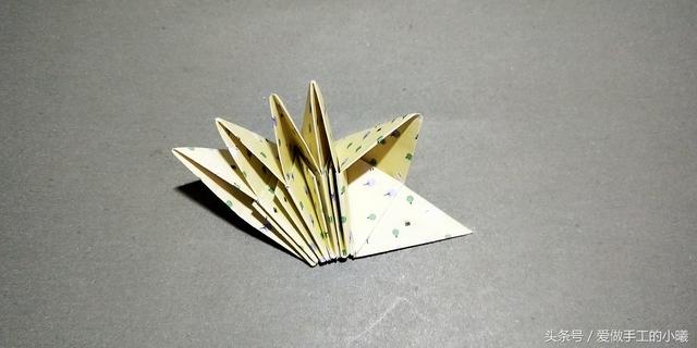 如何用彩纸折出一朵漂亮的荷花荷花的彩纸折法，简单折纸荷花的详细教程（漂亮花朵折纸合集）