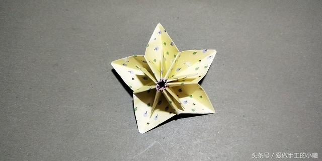 如何用彩纸折出一朵漂亮的荷花荷花的彩纸折法，简单折纸荷花的详细教程（漂亮花朵折纸合集）