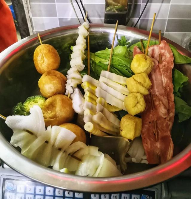 万记麻辣烫加盟费多少钱，最好吃的到底是哪一家（万记麻辣烫加盟费多少钱一个月）