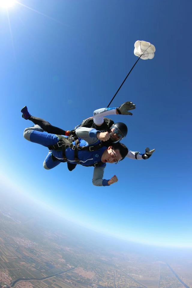 跳伞多少钱，高空跳伞多少钱（180时速从三千米高空跳下）