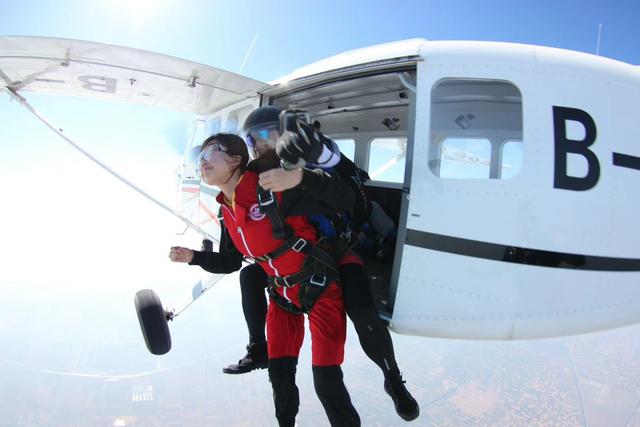 跳伞多少钱，高空跳伞多少钱（180时速从三千米高空跳下）