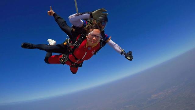 跳伞多少钱，高空跳伞多少钱（180时速从三千米高空跳下）