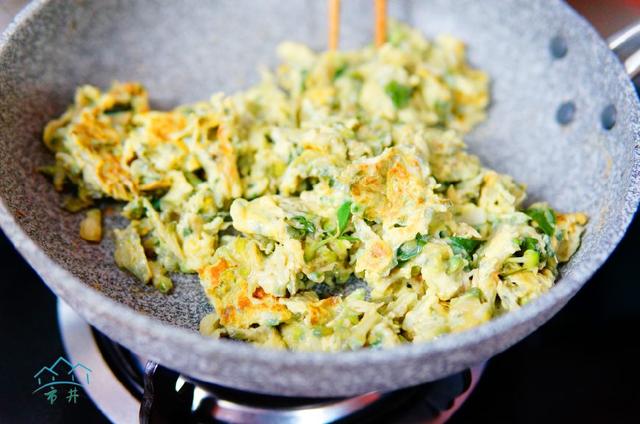 槐花炒鸡蛋的做法，槐花炒鸡蛋的做法视频（槐花炒鸡蛋这么做才对）