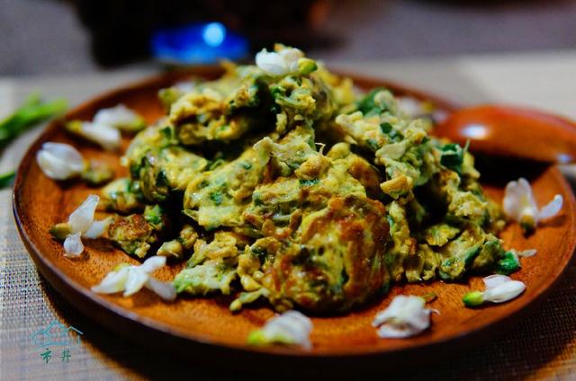 槐花炒鸡蛋的做法，槐花炒鸡蛋的做法视频（槐花炒鸡蛋这么做才对）