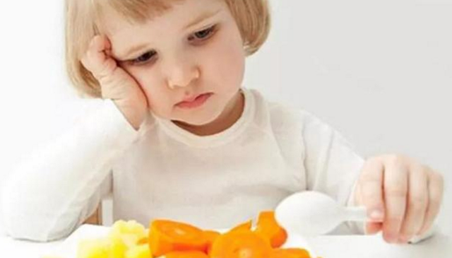 感冒发烧能吃鱼吗，感冒能吃鱼吗（宝妈不让他吃鸡蛋和肉）