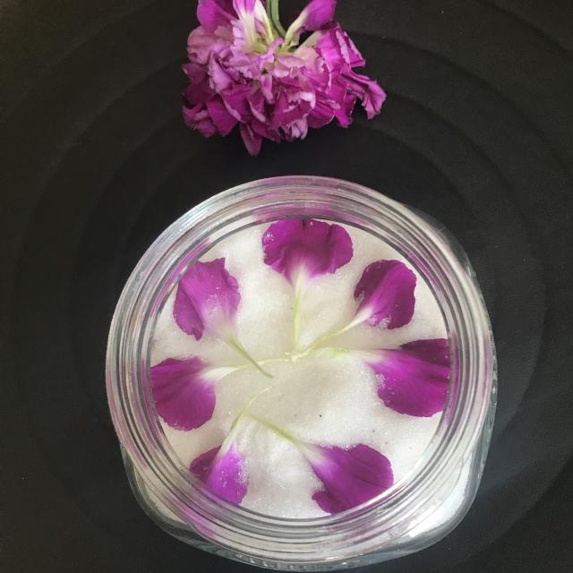 康乃馨的图片，“胭脂透”<康乃馨制作>（红色康乃馨图片）