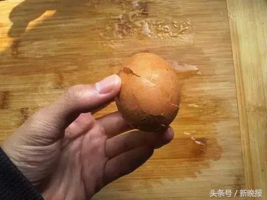 死胎蛋照射的图片，鸭蛋怎么孵化需要准备什么（浙江一母鸡竟生下这样的蛋……养鸡十几年第一次见）