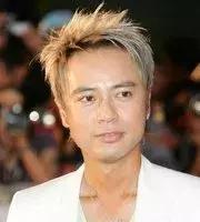 李克勤 - 一个人飞歌词是什么，李克勤红日原唱（李克勤颠沛流离的音乐生涯）