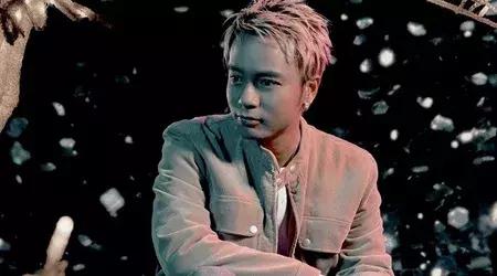 李克勤 - 一个人飞歌词是什么，李克勤红日原唱（李克勤颠沛流离的音乐生涯）