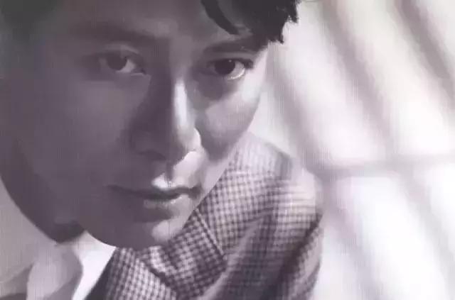 李克勤 - 一个人飞歌词是什么，李克勤红日原唱（李克勤颠沛流离的音乐生涯）