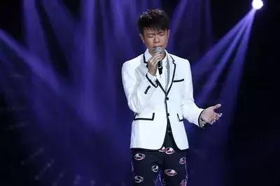 李克勤 - 一个人飞歌词是什么，李克勤红日原唱（李克勤颠沛流离的音乐生涯）