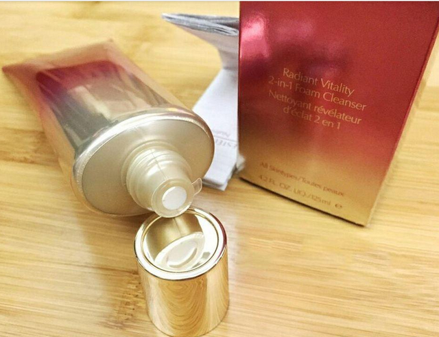 红石榴洗面奶新版真假，洗面奶雅诗兰黛红石榴（雅诗兰黛——红石榴洗面奶买了假的太亏了）