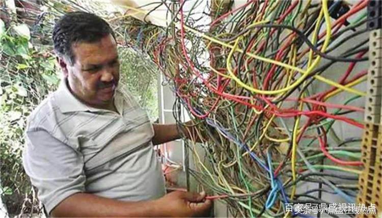 印度电工电气维修 印度电工抢修电路如果触电了怎么办？印度：上来就一棍完美解决