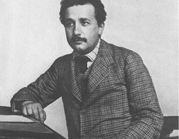 爱因斯坦的名言名句，爱因斯坦的名言名句勤奋（爱因斯坦10句经典名言）