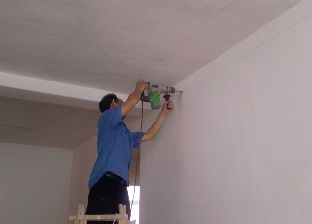 墙壁怎么手动打孔 电钻打水泥墙的小窍门,墙壁怎么手动打孔(墙面才不