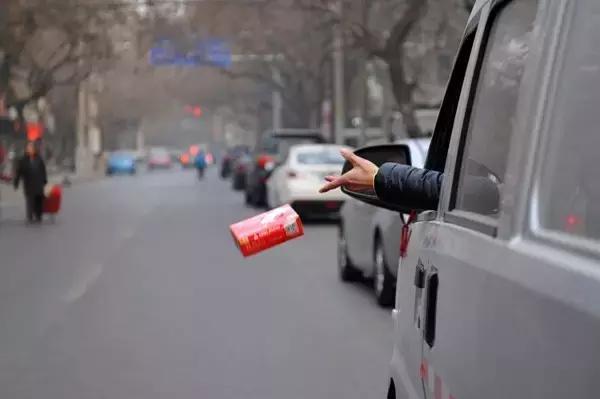 偷着乐是什么意思，什么叫一个人偷着乐（从今年开始这几种汽车违章将减轻处罚）