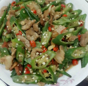 秋葵炒肉的做法，家常小菜谱秋葵炒肉（怎么做出地道地秋葵小炒肉）