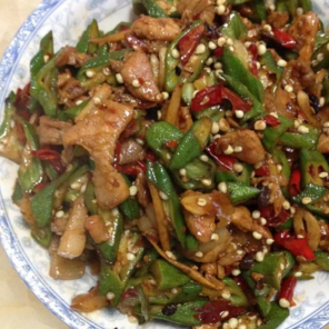 秋葵炒肉的做法，家常小菜谱秋葵炒肉（怎么做出地道地秋葵小炒肉）