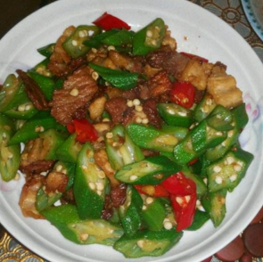 秋葵炒肉的做法，家常小菜谱秋葵炒肉（怎么做出地道地秋葵小炒肉）