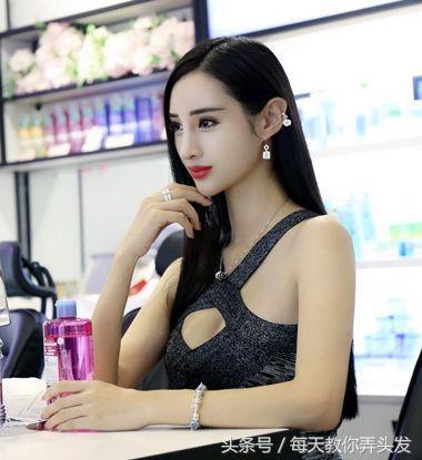 菱形脸适合什么发型，菱形脸适合什么发型女生图片（13款菱形脸三角脸中分中长发发型）