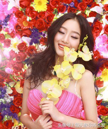 菱形脸适合什么发型，菱形脸适合什么发型女生图片（13款菱形脸三角脸中分中长发发型）