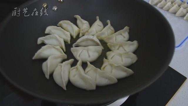 冰花煎饺的做法，冰花煎饺：传统饺子的经典做法