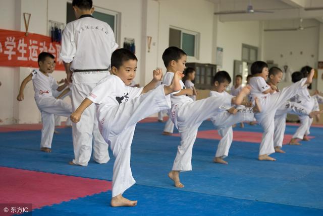 孩子多大适合开始学跆拳道，五、六岁的孩子到底是学跆拳道还是散打好