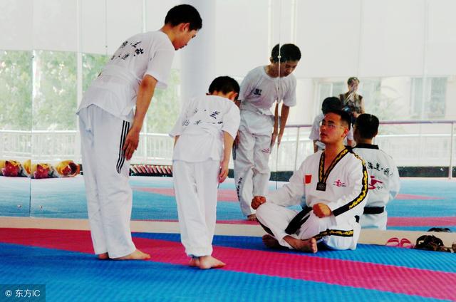 孩子多大适合开始学跆拳道，五、六岁的孩子到底是学跆拳道还是散打好