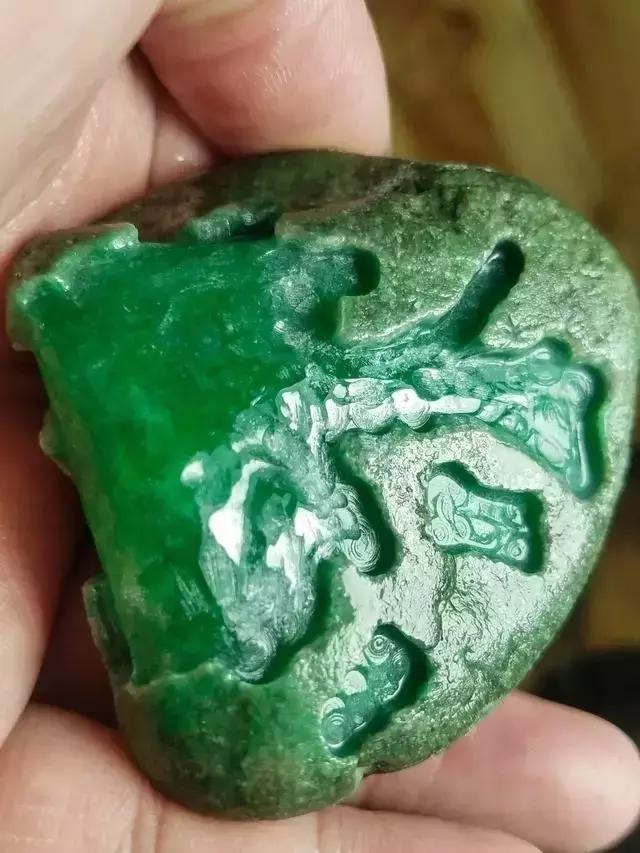 什么是真正翡翠原石，什么是真正翡翠原石图片（这样做你也能轻松辨别翡翠原石的真假）