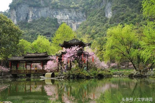 世外桃源出自，世外桃源出自陶渊明的（陶渊明《桃花源记》）