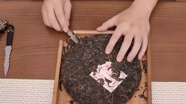 如何撬散普洱茶，普洱茶怎么敲碎（再也不用担心把茶饼撬坏了）