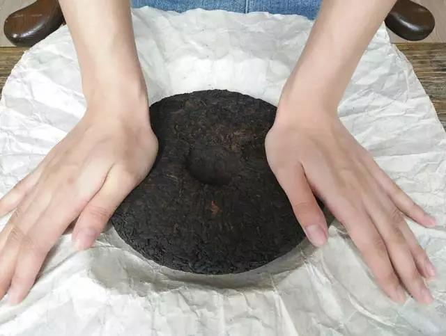 如何撬散普洱茶，普洱茶怎么敲碎（再也不用担心把茶饼撬坏了）