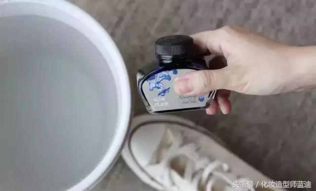 小白鞋脏了怎么洗，小白鞋脏了怎么洗白（小白鞋这样洗，变脏变黄都不怕）