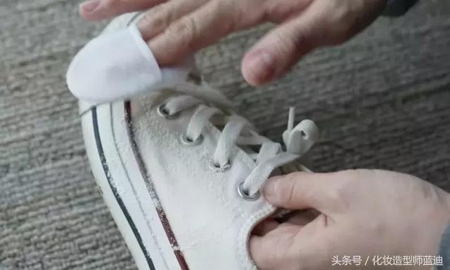 小白鞋脏了怎么洗，小白鞋脏了怎么洗白（小白鞋这样洗，变脏变黄都不怕）
